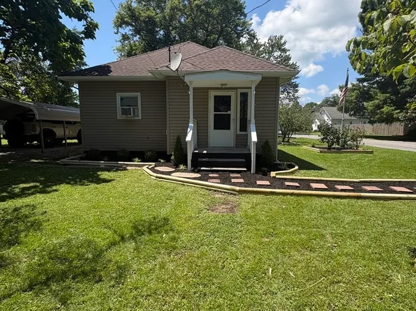 709 N Locust St, Sesser, IL 62884