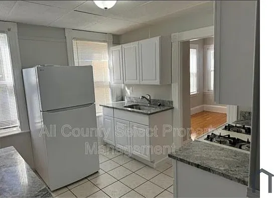 3 bed, 1158 sqft, $3,700 — Photo 2