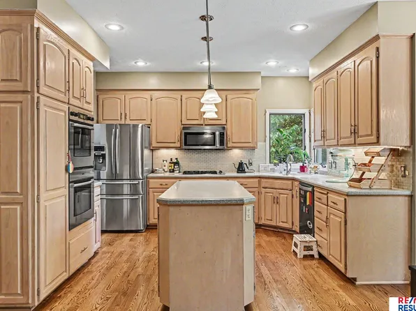 1022 Sherwood Ln, Papillion, NE 68046