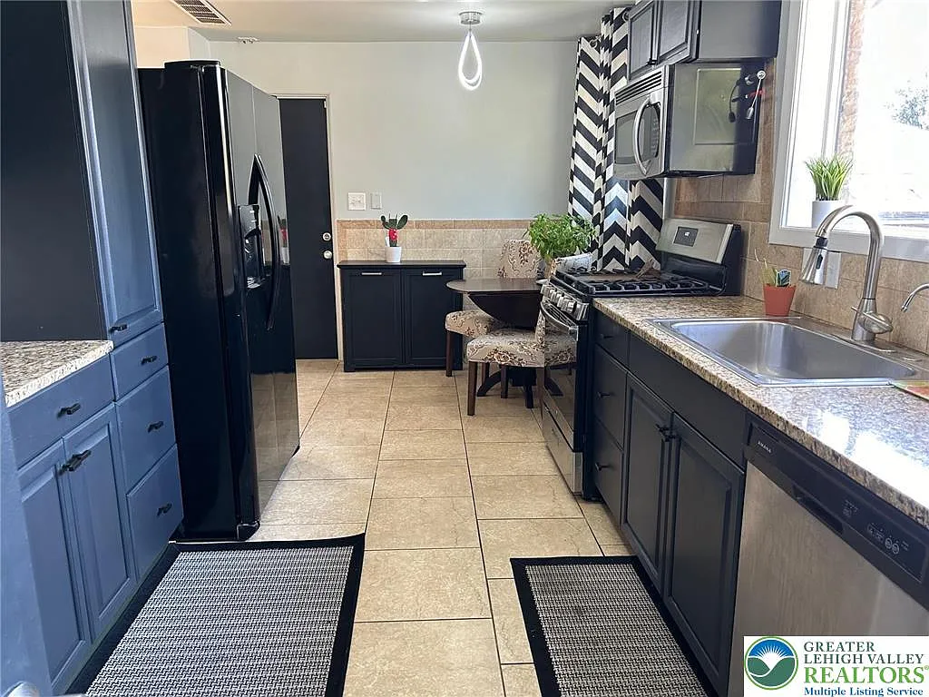 4 bed, 2.0 bath, 2012 sqft, $3,350 — Photo 2