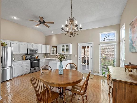 4th image of 15642 Riley St