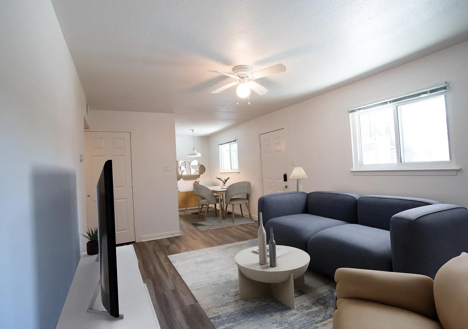2 bed, 1.0 bath, 850 sqft, $1,142 — Photo 3