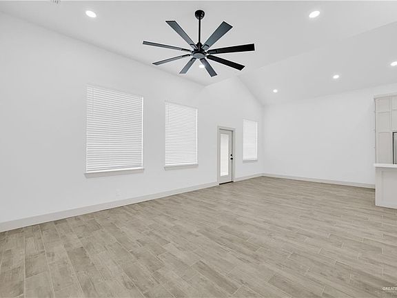 4th image of 1117 E Costa Del Sol Ave