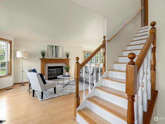 3rd image of 7325 Centennial Court SE