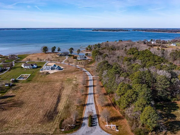 20 River Village Dr, Weems, VA 22576