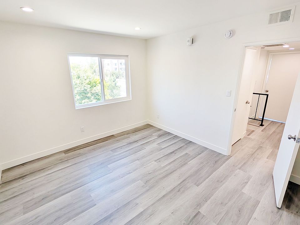 1st image of 13160 Victory Blvd #3