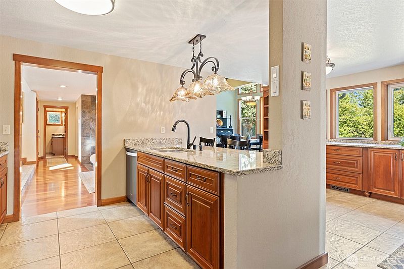 5th image of 22715 Country Drive E