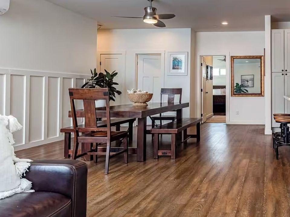 2 dining areas that seat 14 +