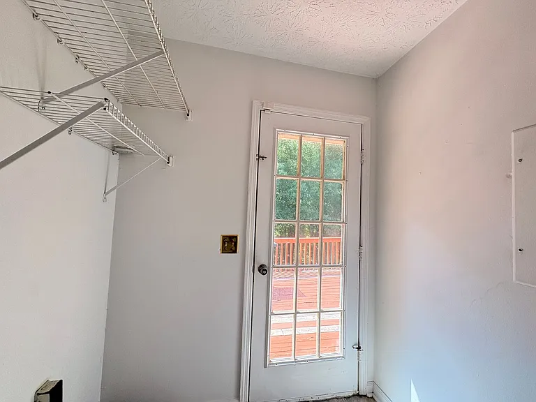 901 Locke Dr — Photo 17