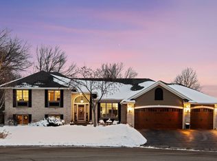 305 Pondview Ln, Chaska, MN 55318