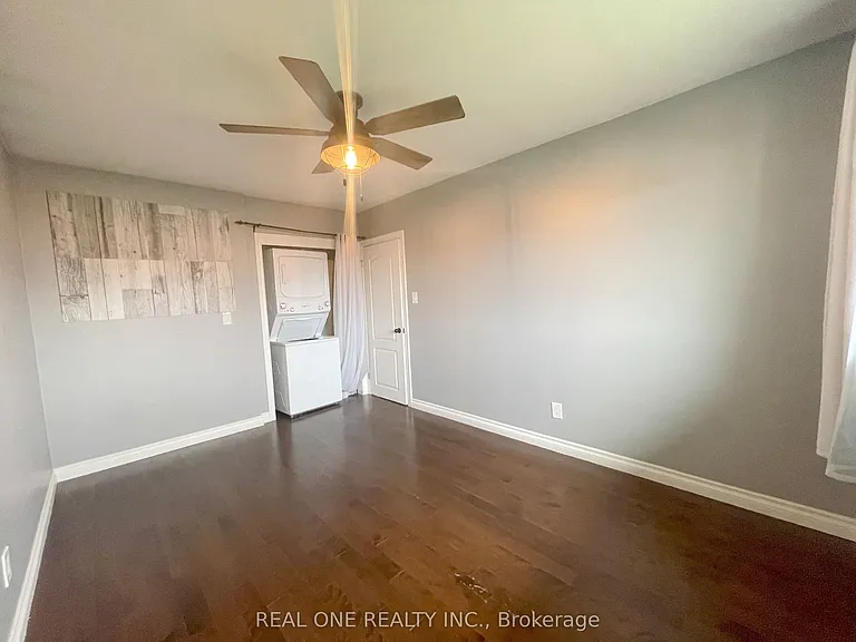 138 Welbourn Dr #UPPER — Photo 18