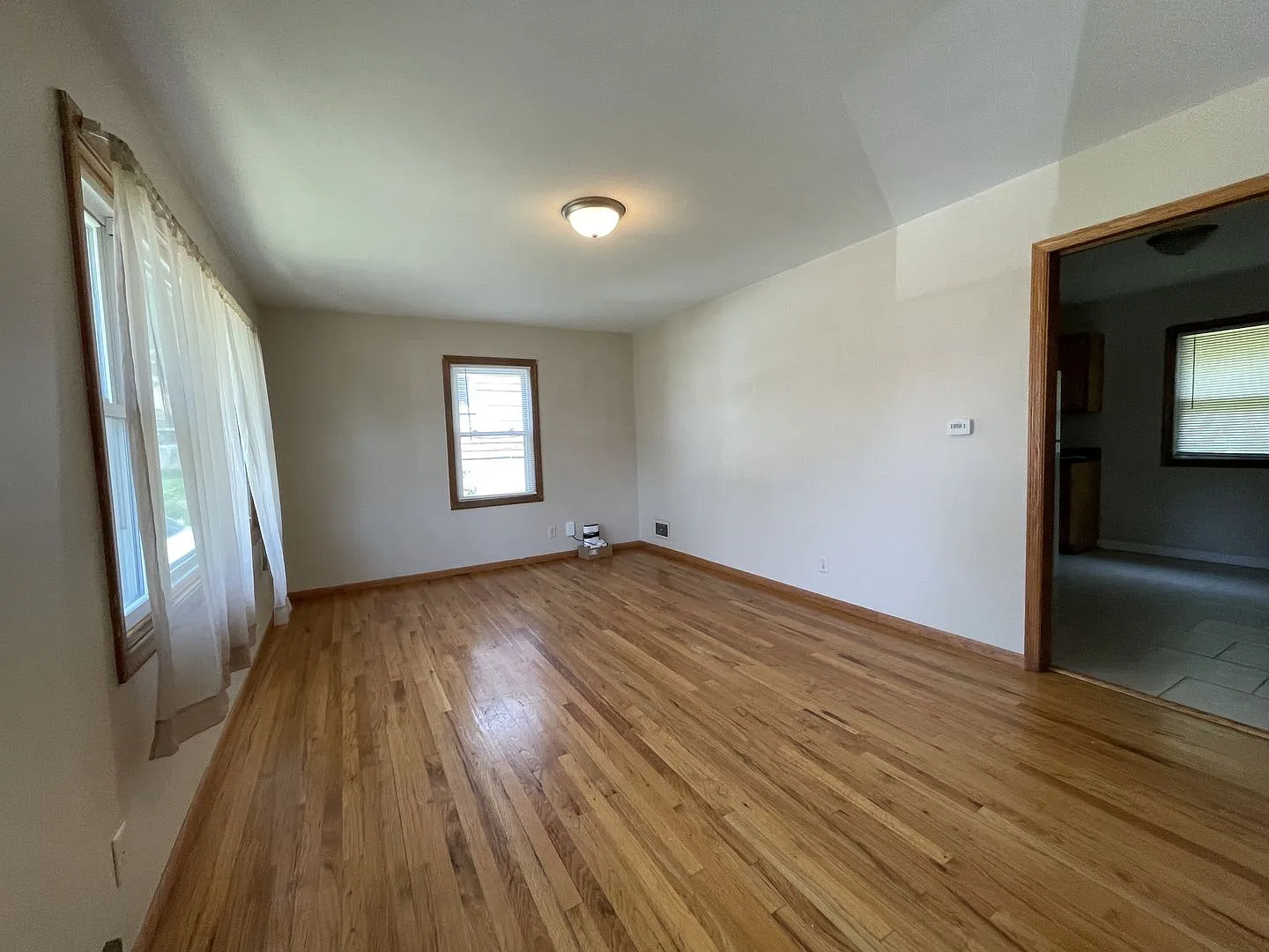 4327 N 55th Ave 3 Bed/1 Bath Raised Ranch in Benson | Hardwood Floors, 1-Car Garage, Walkout Lowe... — Photo 2