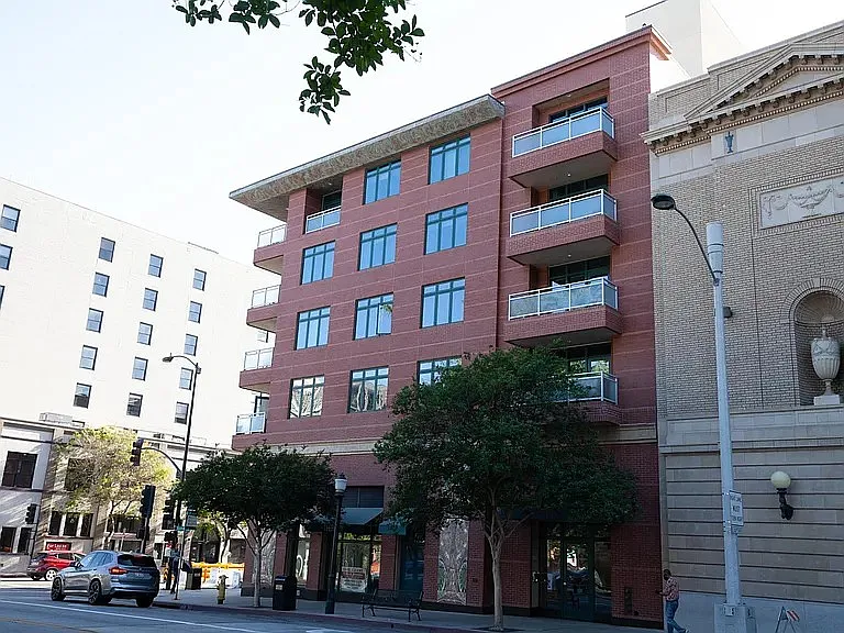 1 bed, 1.5 bath, 966 sqft, $3,300 — Photo 2