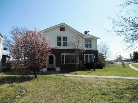 1st image of 407 Marland Dr
