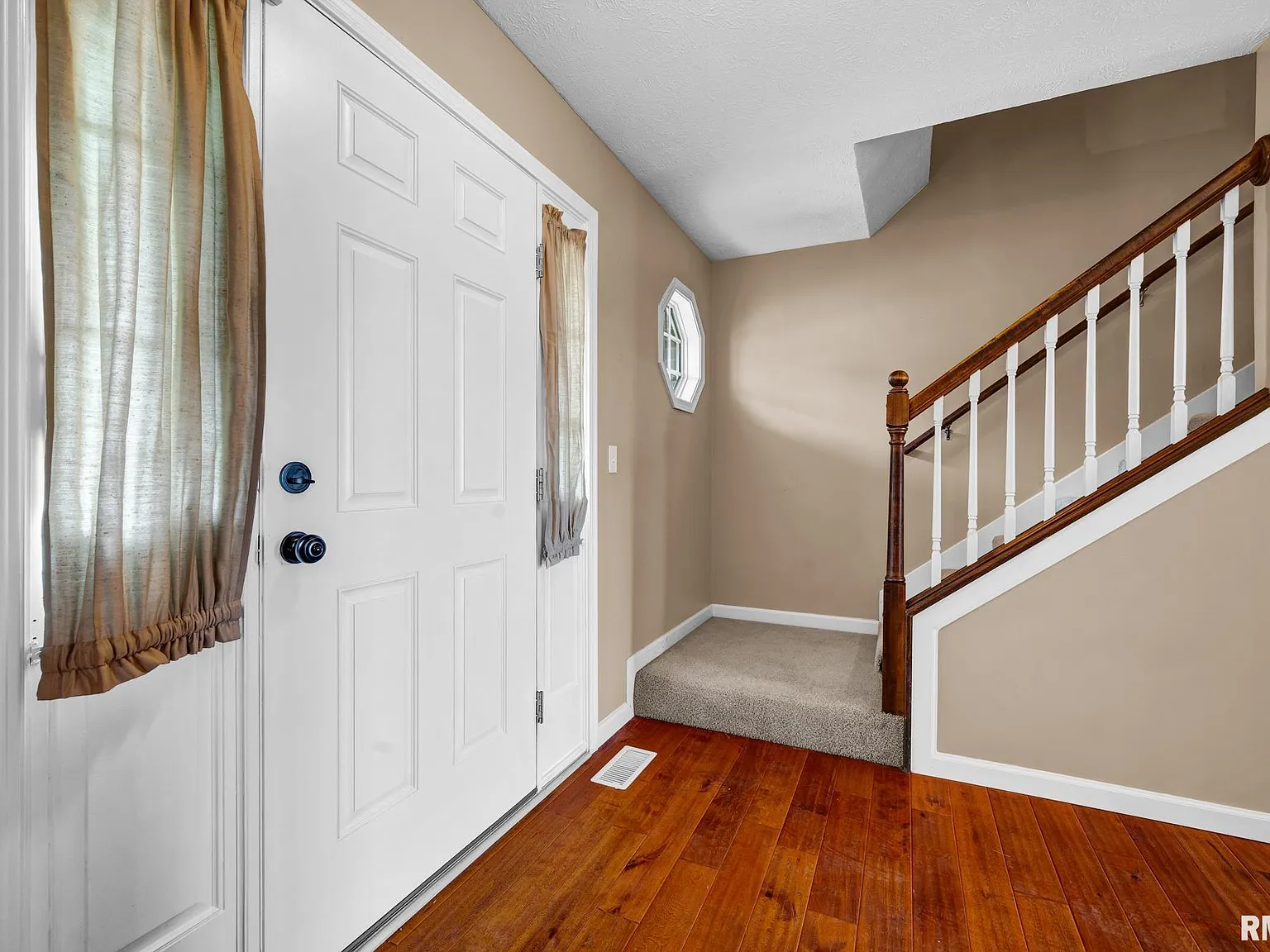 4 bed, 3.5 bath, 3080 sqft, $3,000 — Photo 2