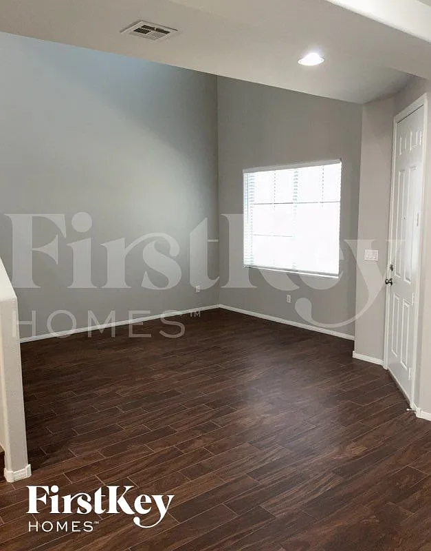 4 bed, 2.5 bath, 2708 sqft, $2,705 — Photo 4