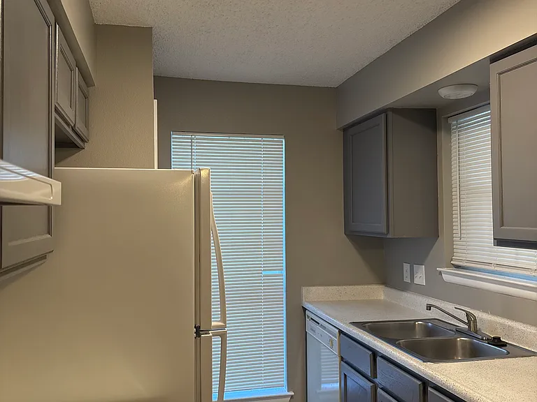 331 W Mistletoe Ave #201 — Photo 6