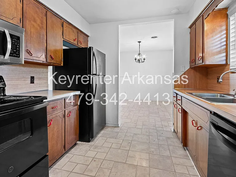 4100 Miller Dr — Photo 8