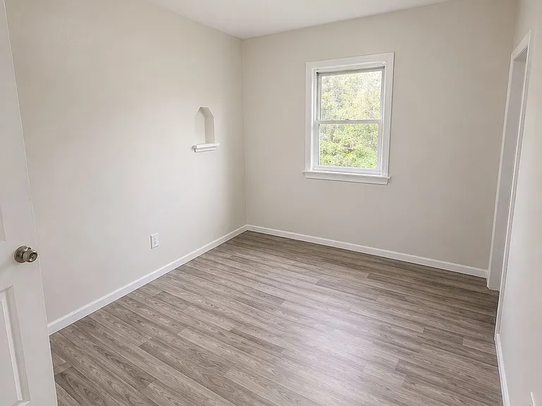 1455 Oak St — Photo 9