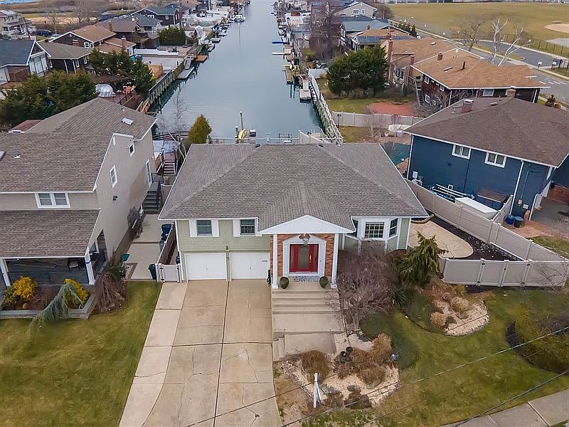 1st image of 139 Lagoon Dr E
