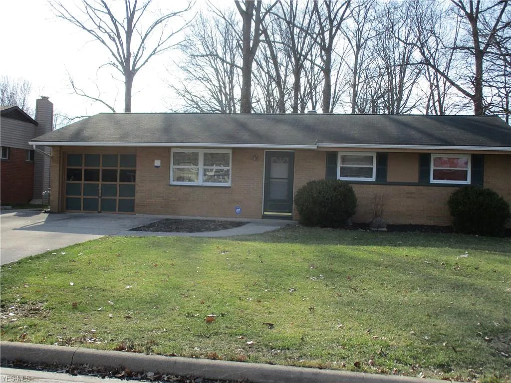 1400 Hollyview Dr photo 1
