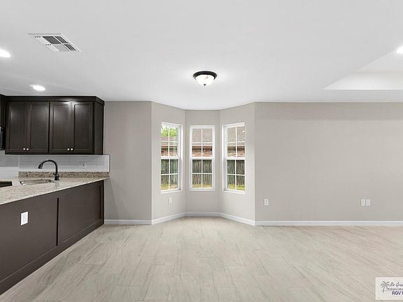 4th image of 821 E Parkwood Dr