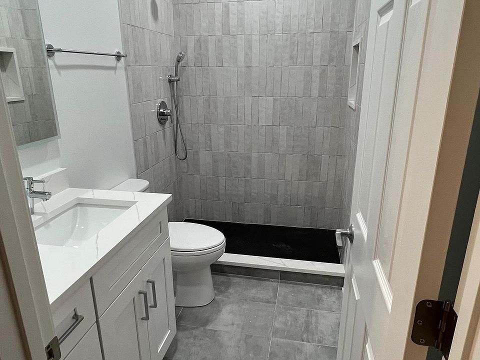1st image of 1424 N Hoyne Ave #1
