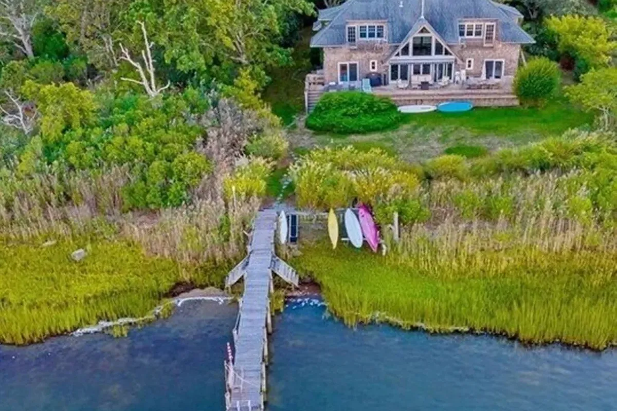 Serene Waterfront Home in Southampton — Photo 2
