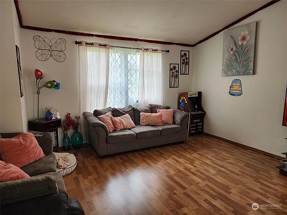 2nd image of 559 Algona Boulevard N