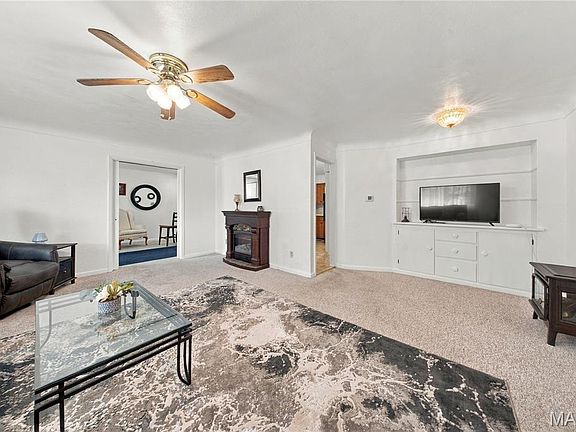 3rd image of 102 W Center St