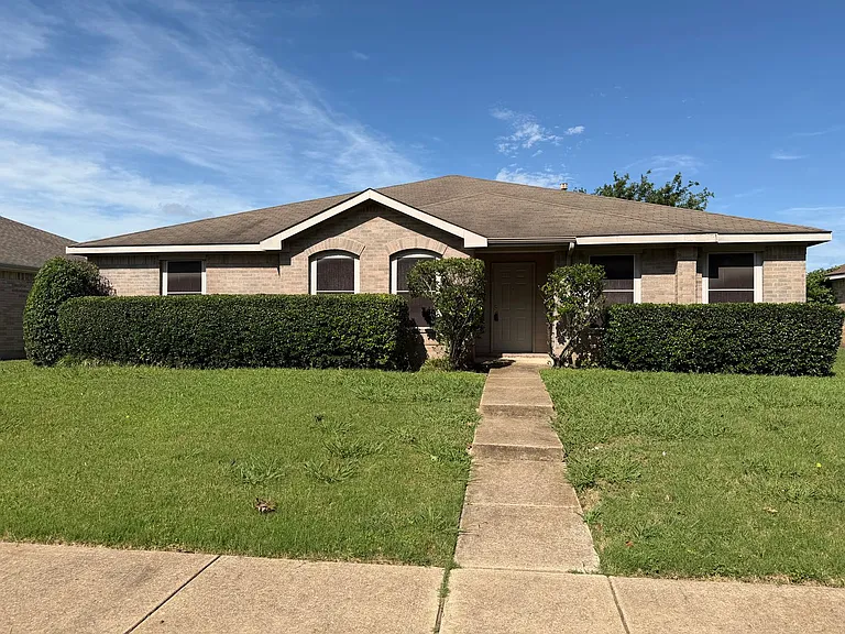 111 Palm Dr — Photo 1