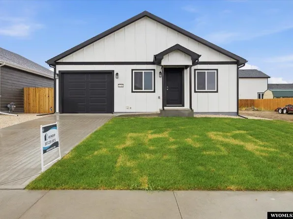 4748 Pontiac St, Mills, WY 82644