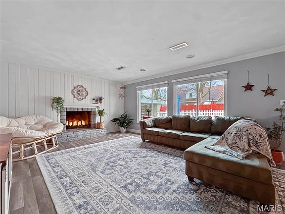 2nd image of 325 N Market St