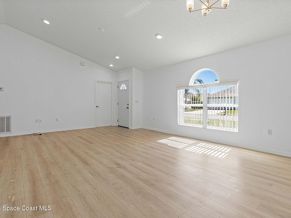 5th image of 2126 Redwood Cir NE