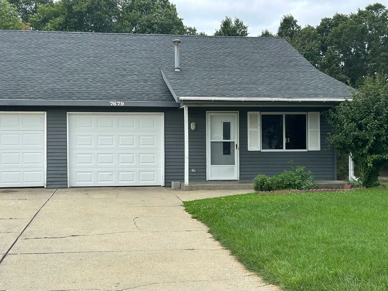 3 bed, 1.0 bath, 1150 sqft, $1,300 — Photo 1