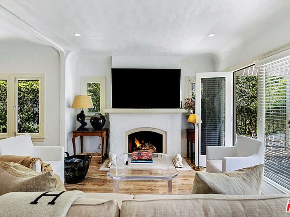 4th image of 8819 Rosewood Ave