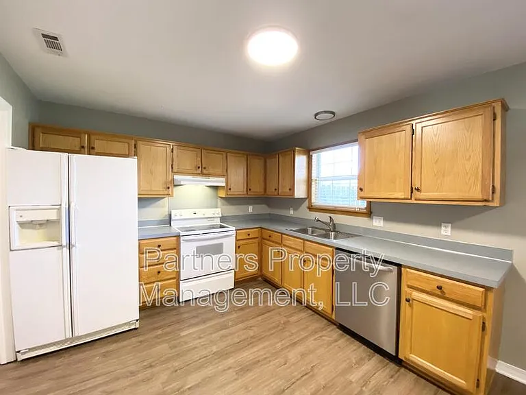 831 N 54th Ave — Photo 6