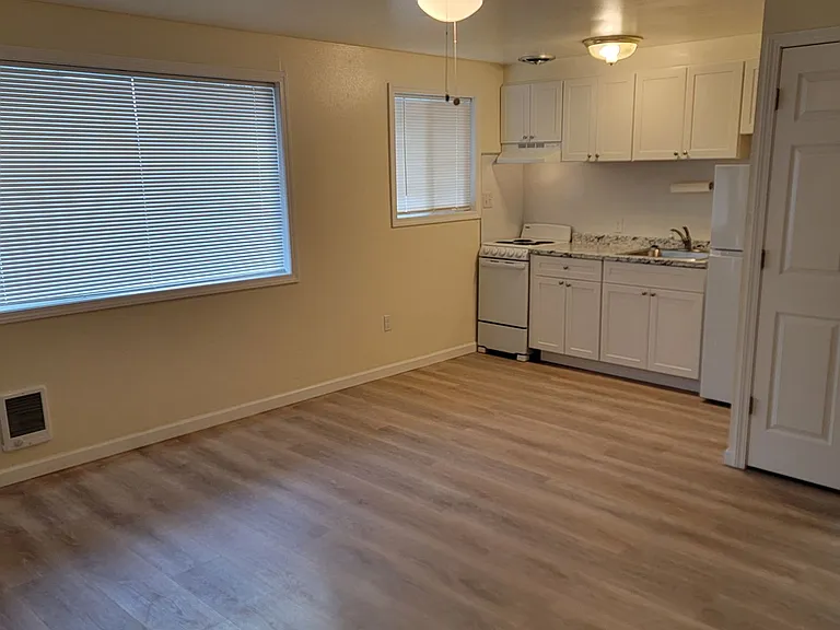 320 J St — Photo 5