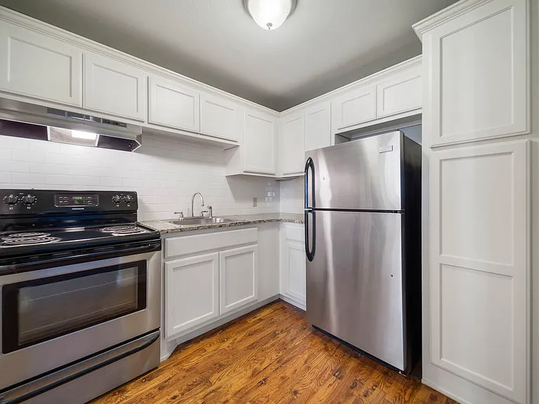 Coliseum Apartments — Photo 7