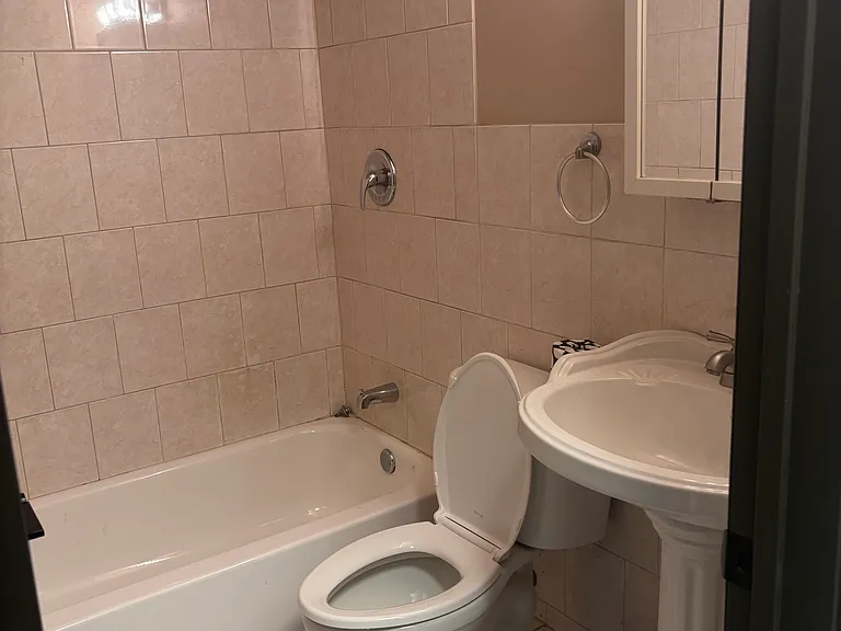 424 Elgin Ave #8 — Photo 5