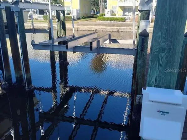 127S S Coquina Key Dr SE, Saint Petersburg, FL 33705