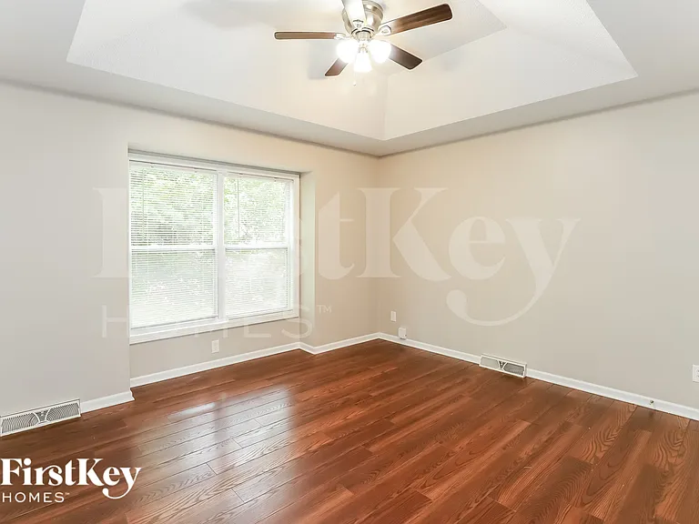 5905 NW Whispering Oaks Ln — Photo 10