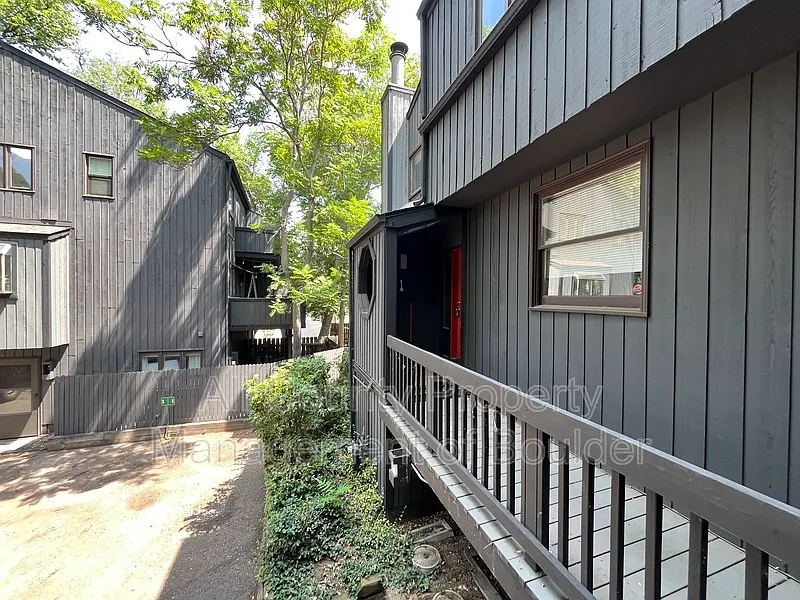3 bed, 2.0 bath, 1004 sqft, $3,450 — Photo 3