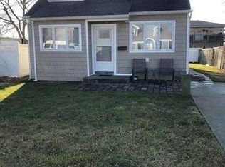 213 W Hampton Rd, Lindenhurst, NY 11757