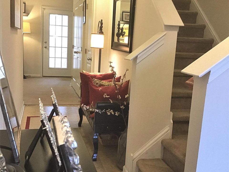 Main entrance/Foyer view
