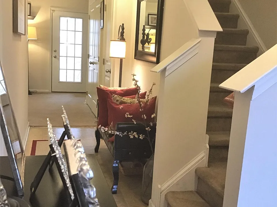 Main entrance/Foyer view