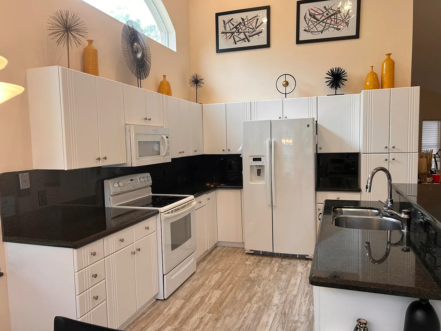 3 bed, 2.0 bath, 1936 sqft, $4,500 — Photo 1