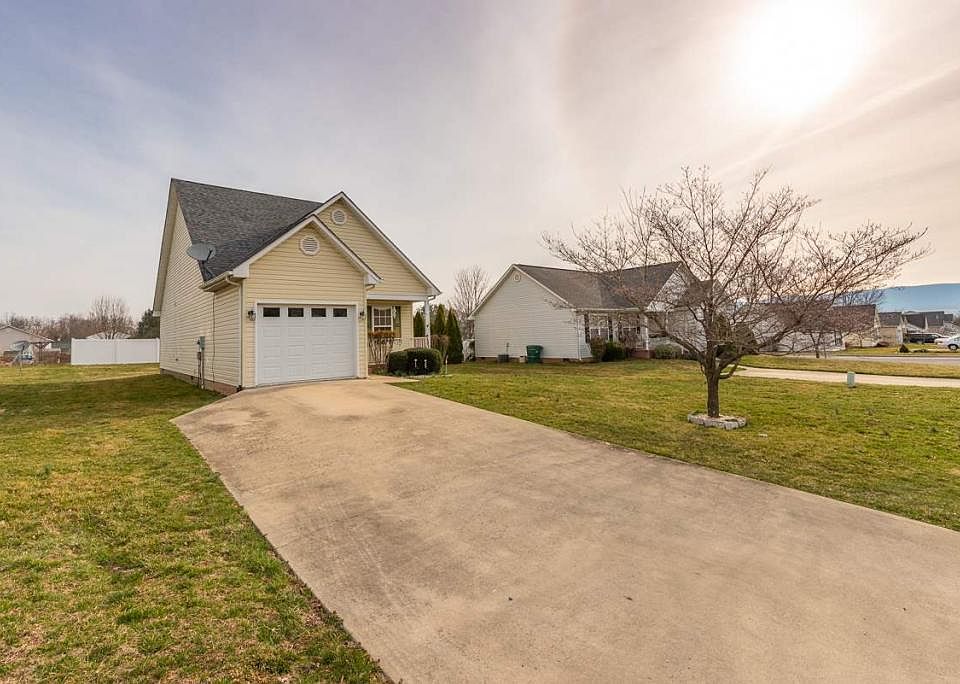 2305 Monroe St, Waynesboro, VA 22980 Zillow