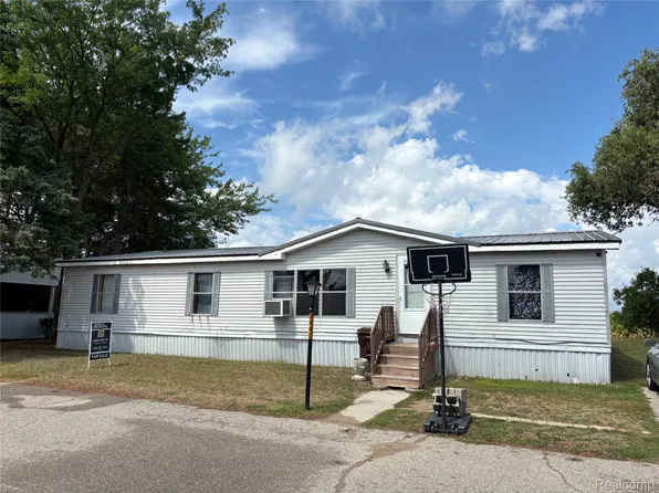 3440 Scotland Cir, Alma, MI 48801