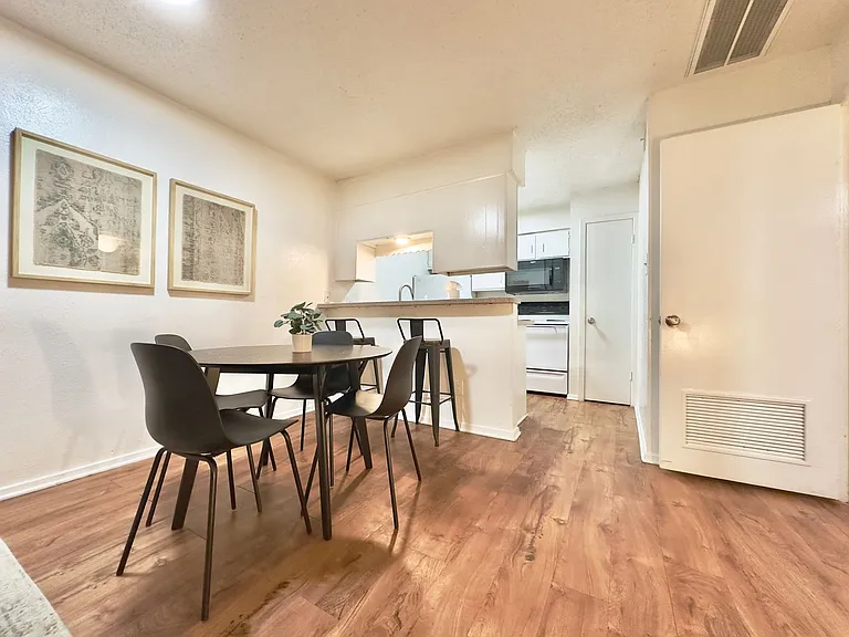 Marian Condos — Photo 78